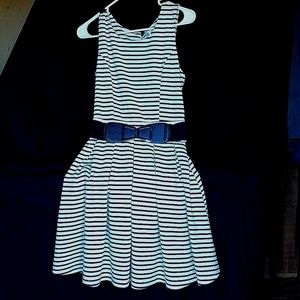 Papaya medium belted black and white dress with back zipper.